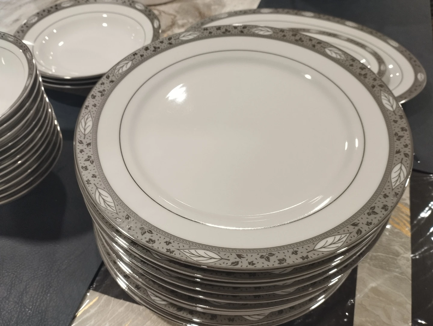 Elegant 12 person dinnerware set - photo 2
