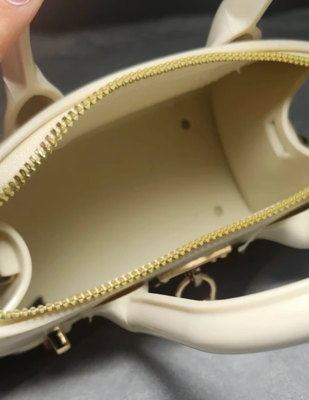 Cream handbag with heart lock detail - photo 3