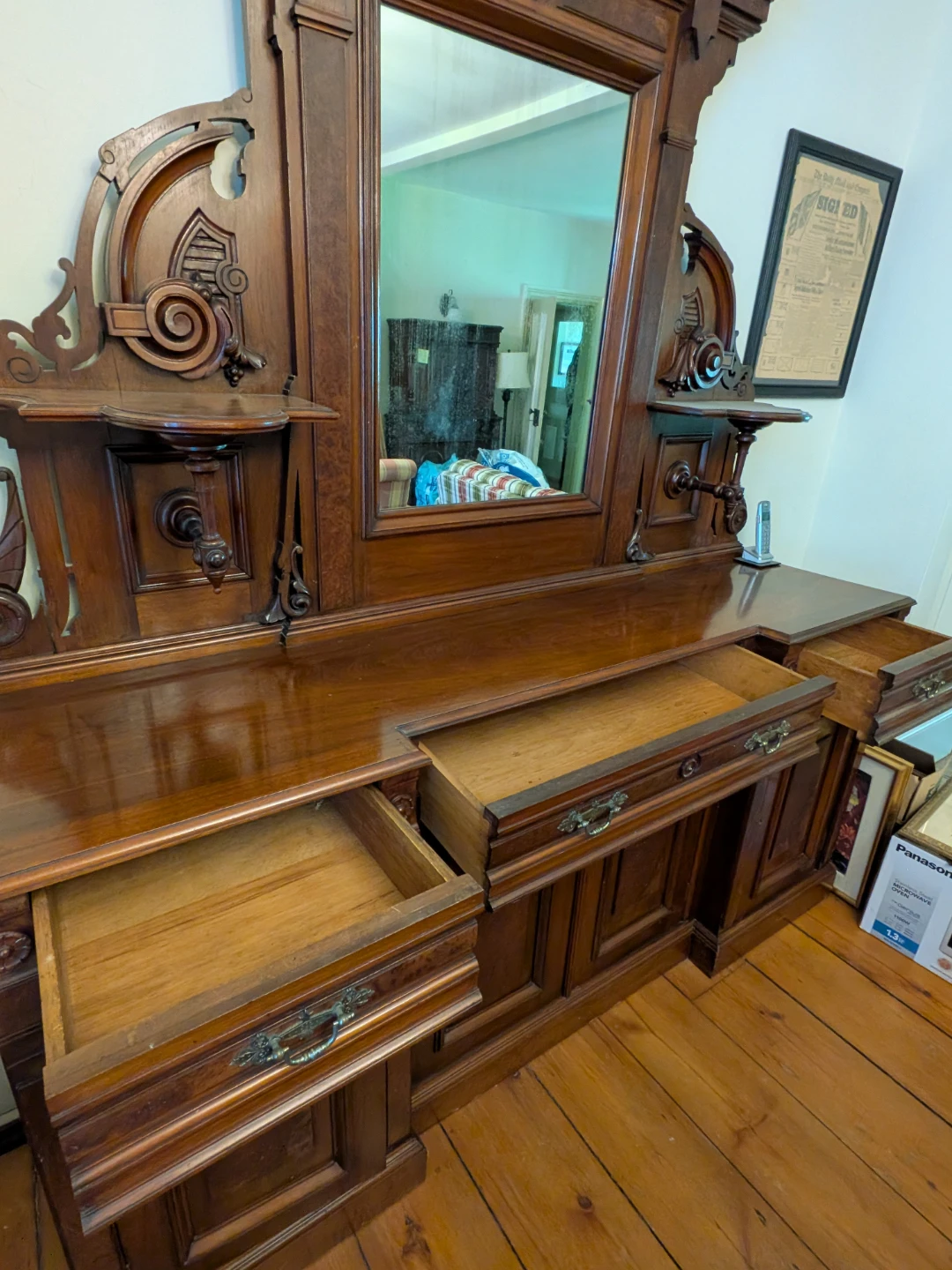 Victorian-Style Solid Wood Hutch & Sideboard - photo 3