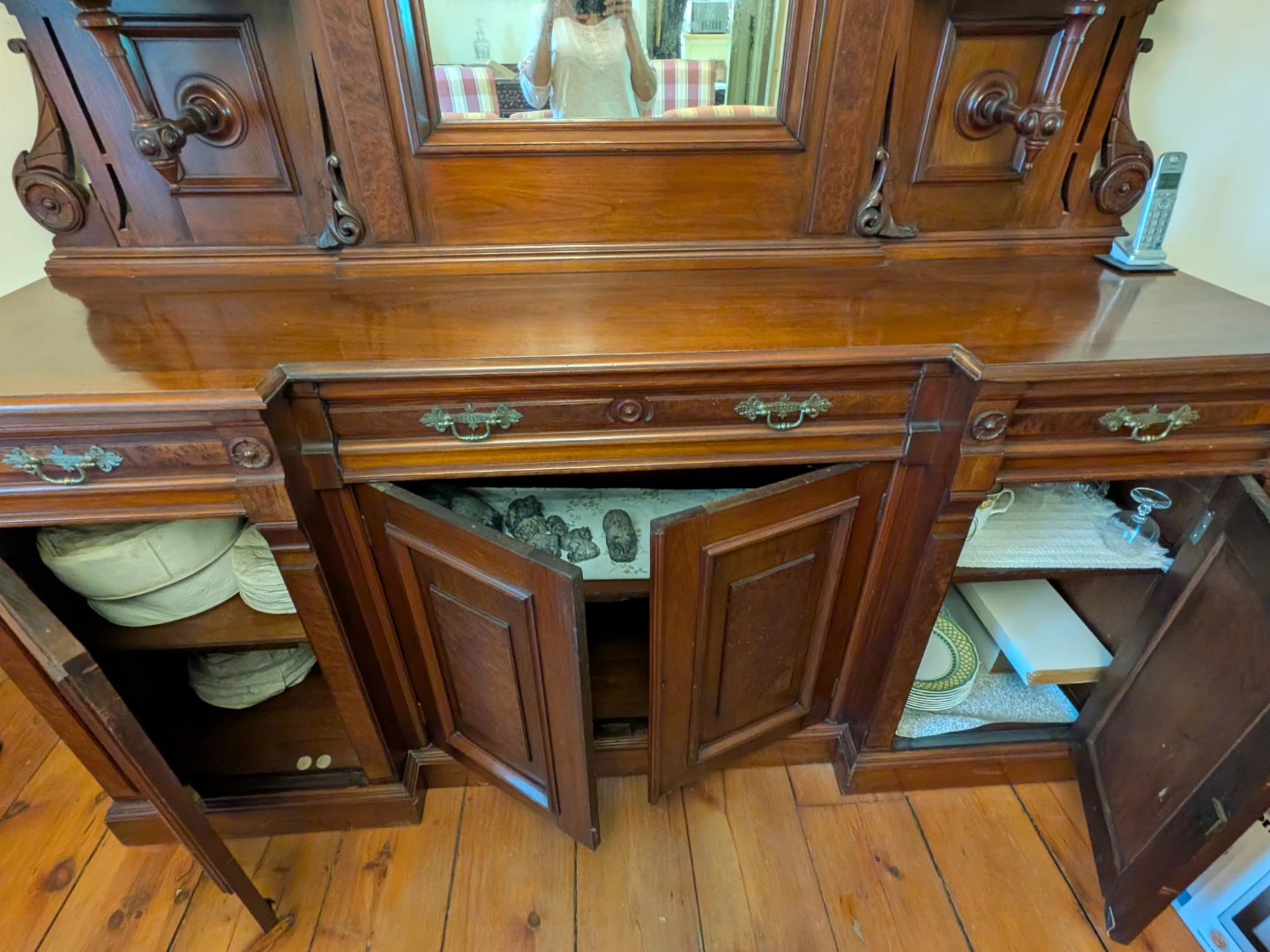 Victorian-Style Solid Wood Hutch & Sideboard - photo 4