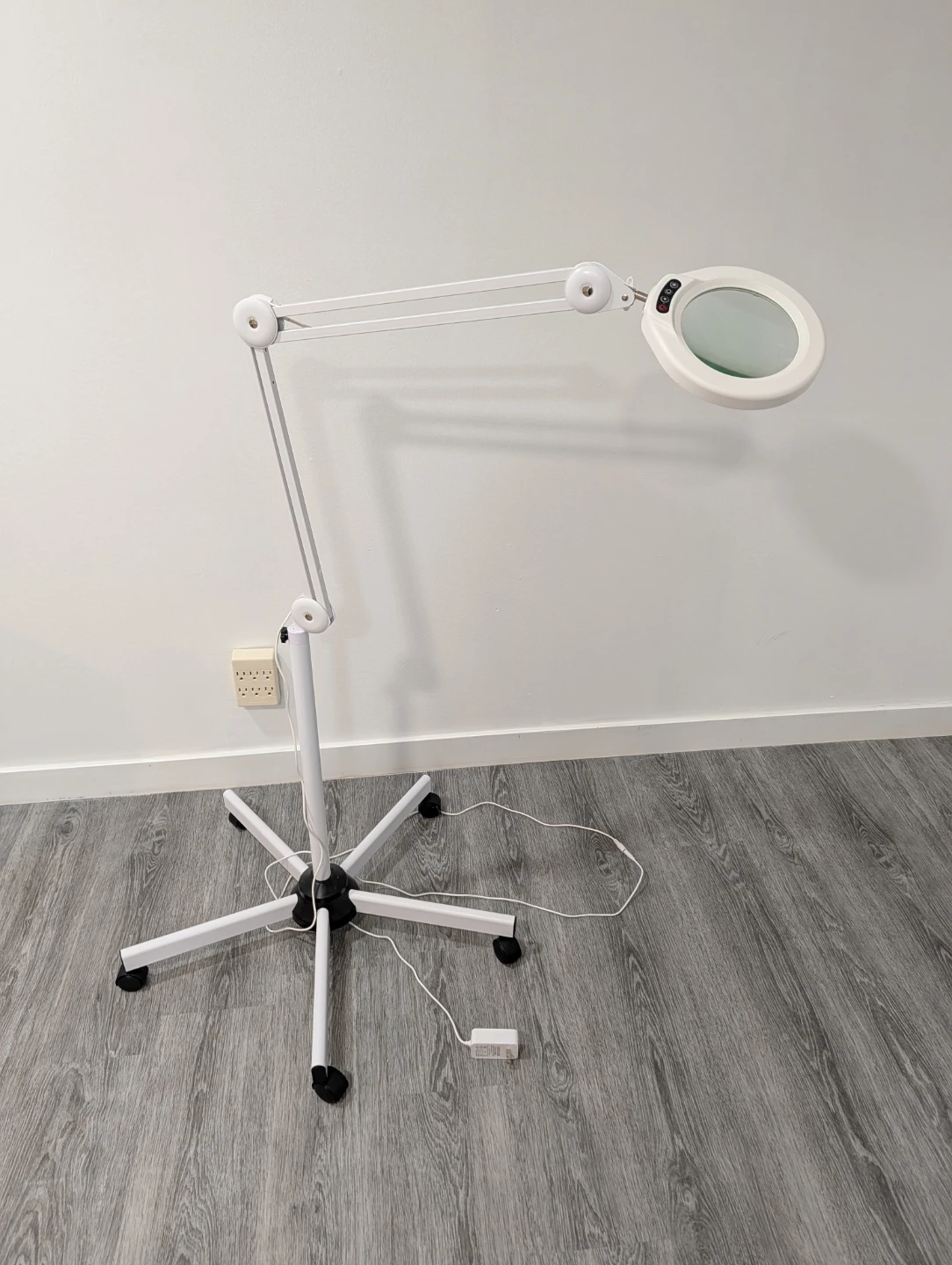 White Magnifying Lamp with Stand