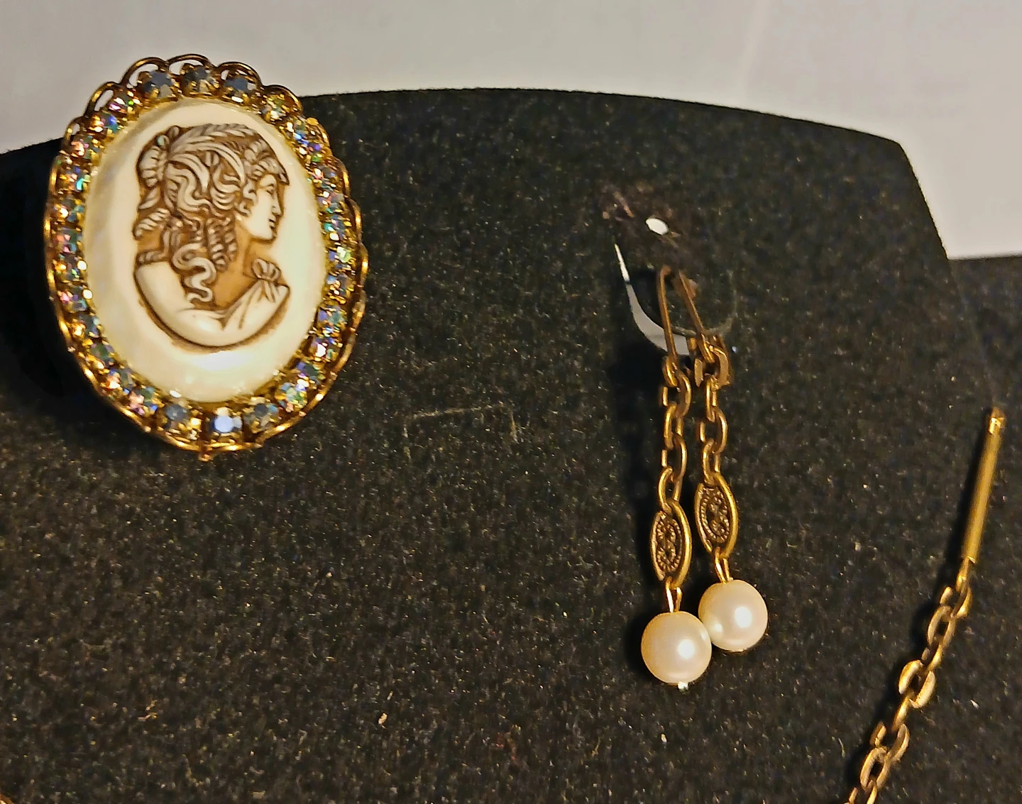 Cameo Pendant Necklace, Earrings & Ring Set - photo 4
