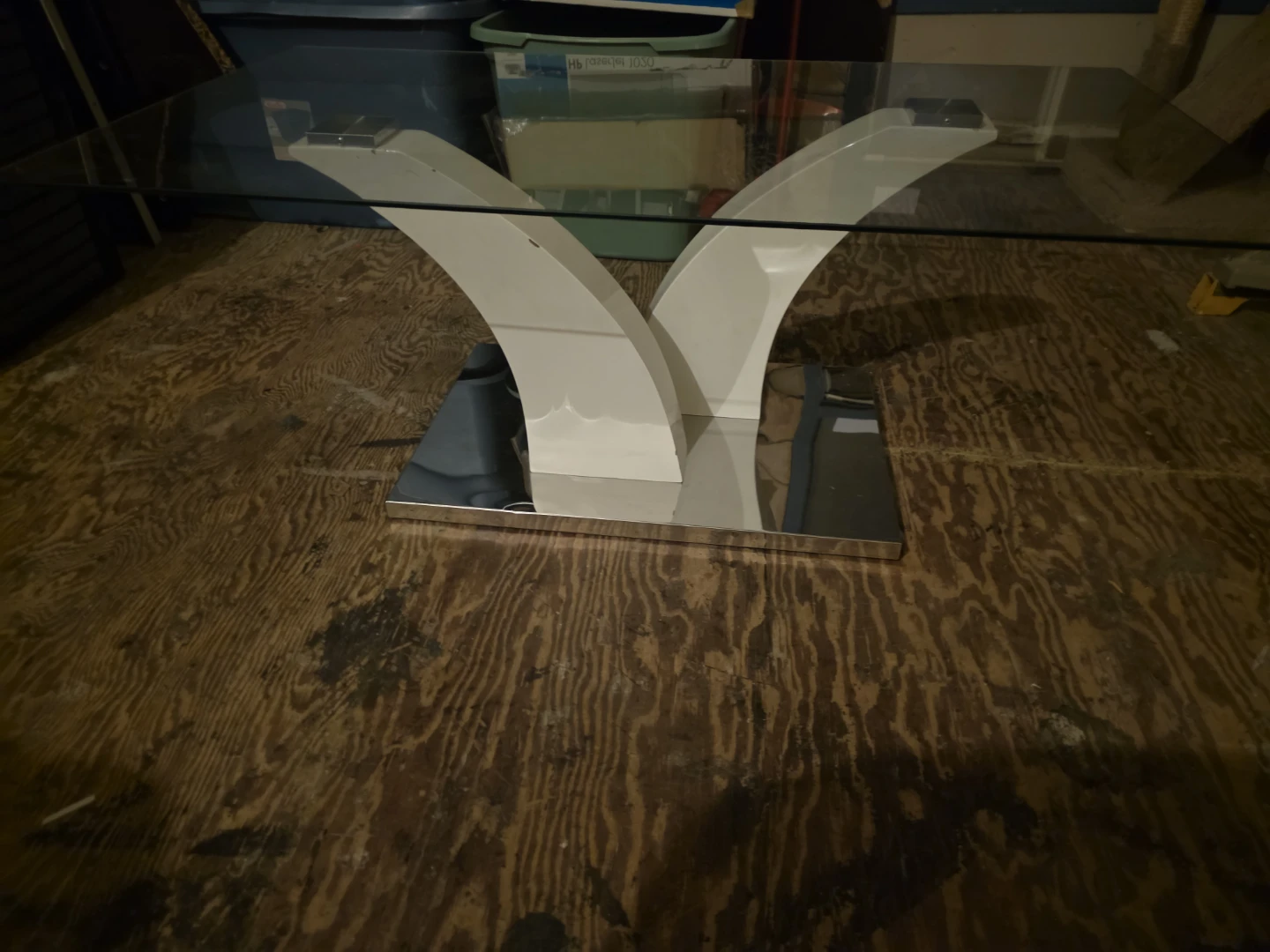 Glass top coffee table with modern base - photo 3