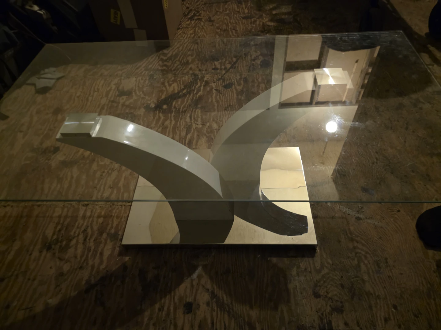 Glass top coffee table with modern base - photo 4