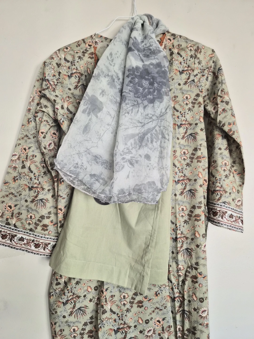 Pakistani 3-Piece Floral Lawn suit  - Size 10 - photo 4