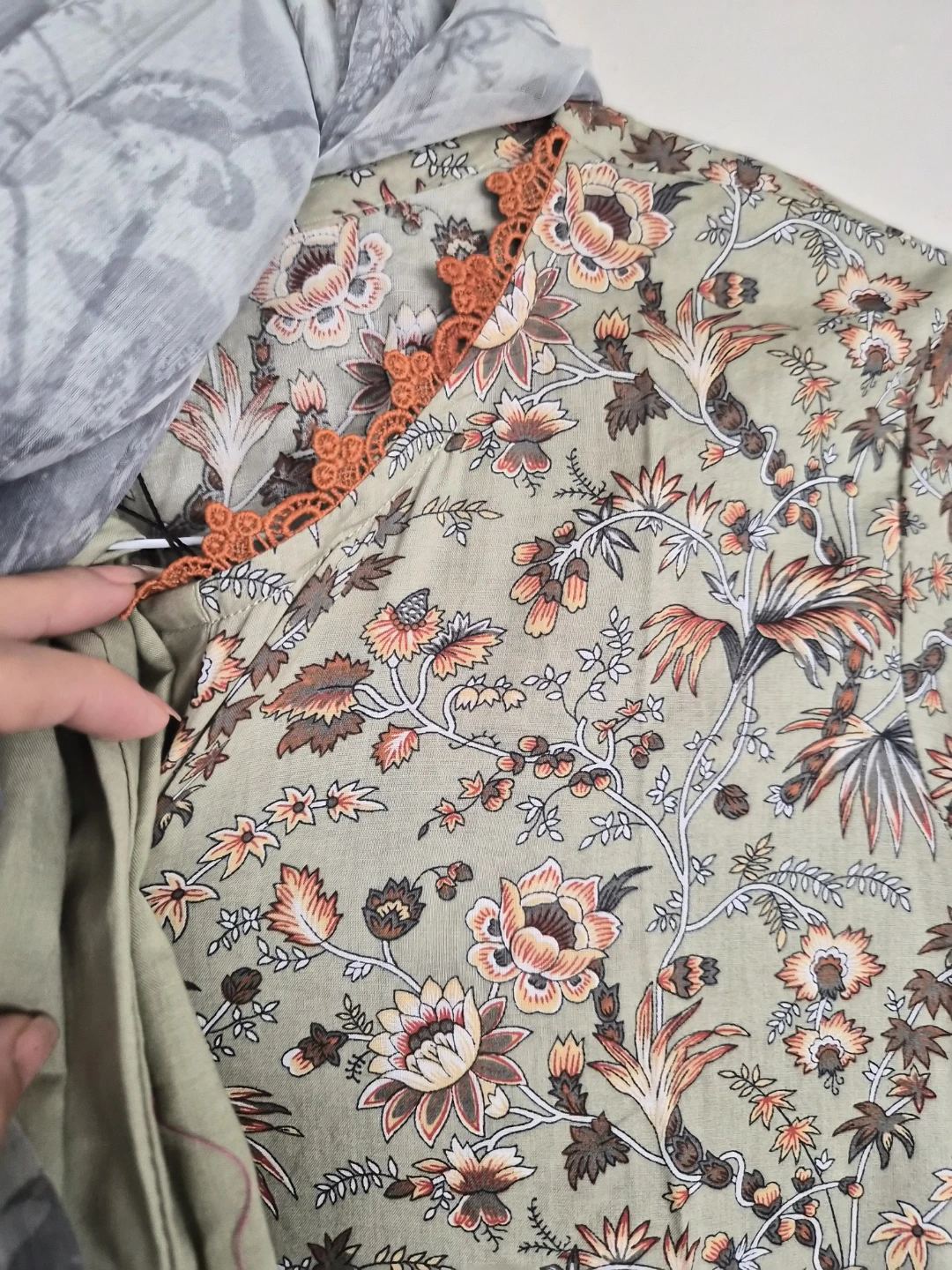 Pakistani 3-Piece Floral Lawn suit  - Size 10 - photo 5