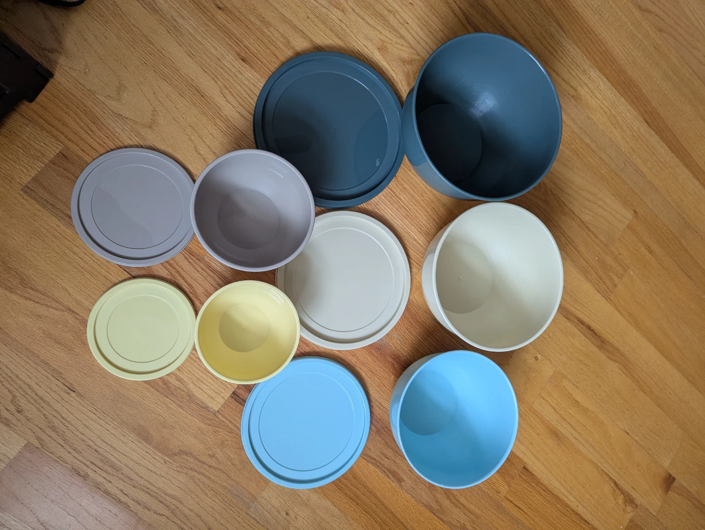 Set of 5 colorful nesting bowls with lids