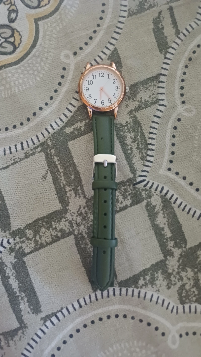 Women's Green Leather Strap Watch ⚽