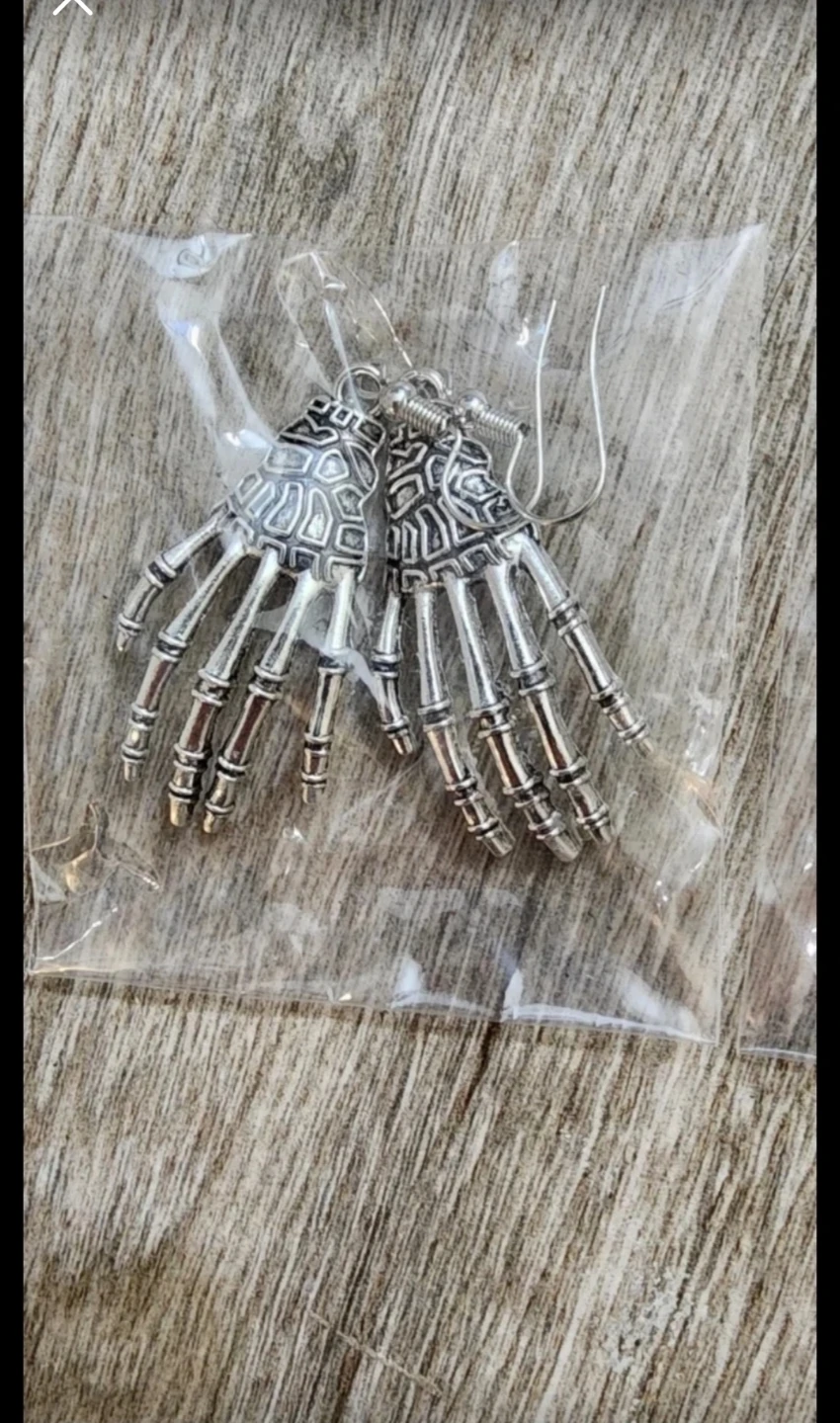 Silver Skeleton Hand Earrings⚽