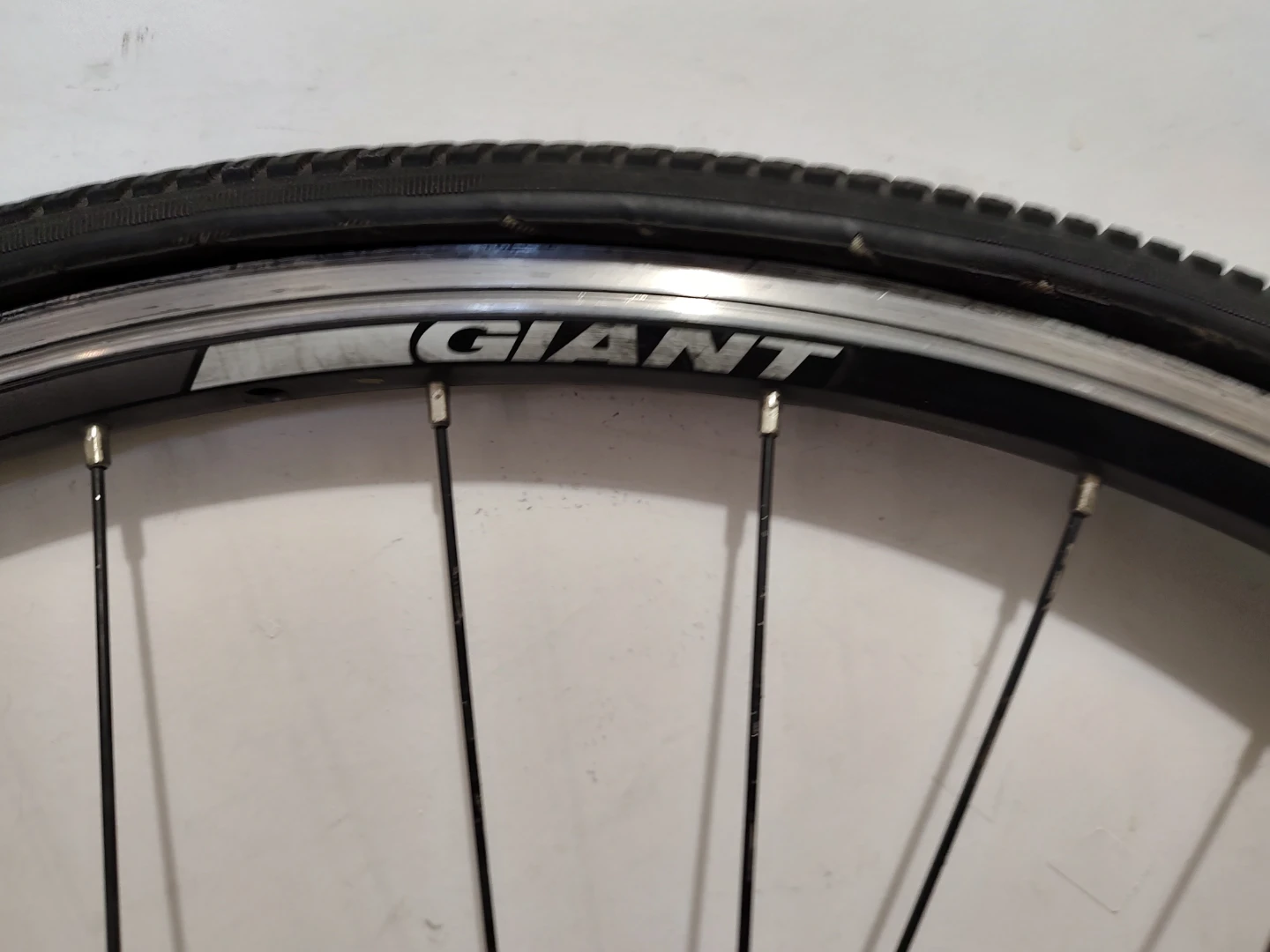Sale 700C Giant front bicycle rim with puncture resistant tire - photo 2