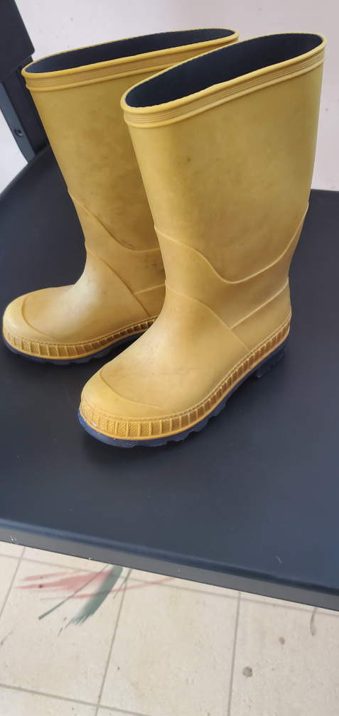 rain boots size 8 ( toddler)