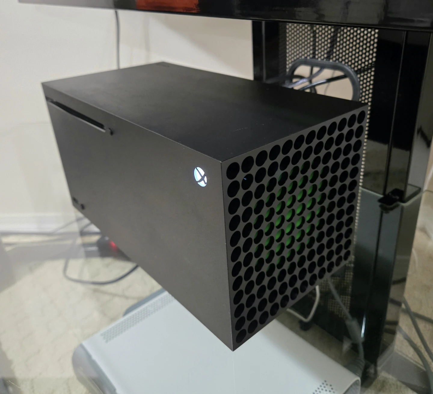 Xbox Series X 1TB Console + Skyrim Special Edition - photo 3