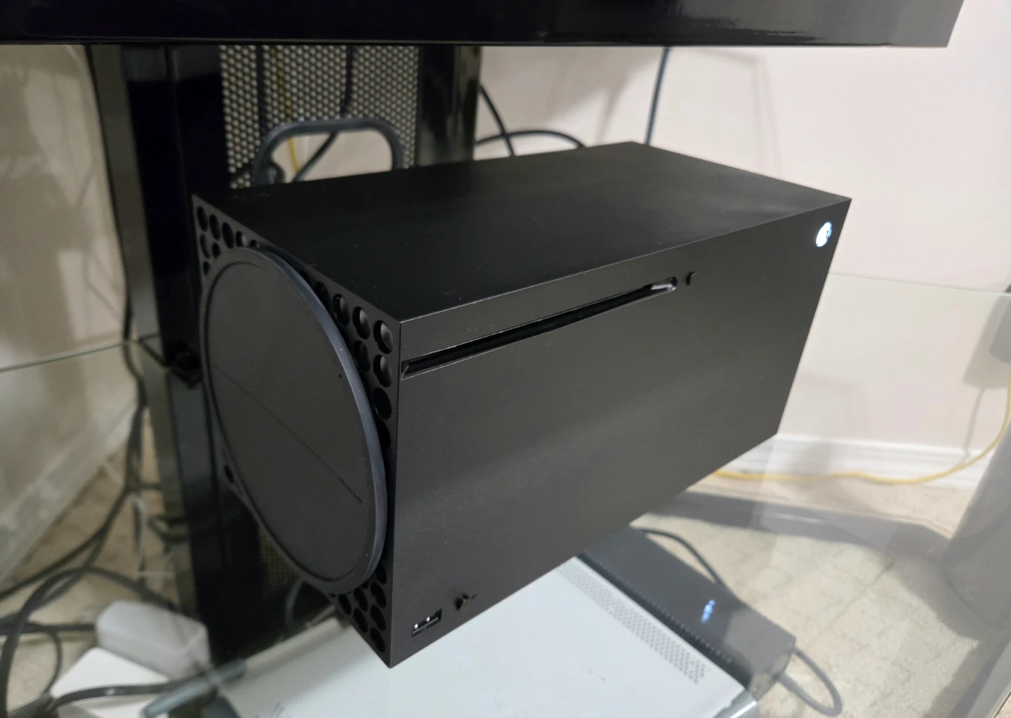 Xbox Series X 1TB Console + Skyrim Special Edition - photo 4