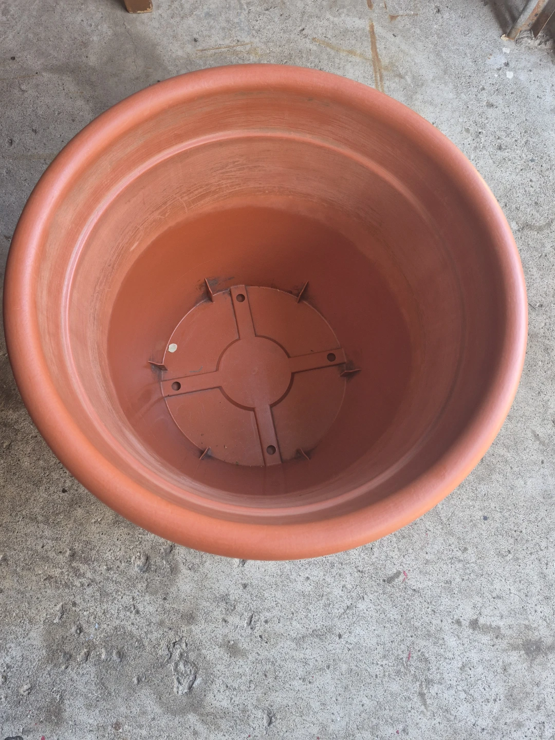 Large Plastic Plant Pot with Saucer - photo 2