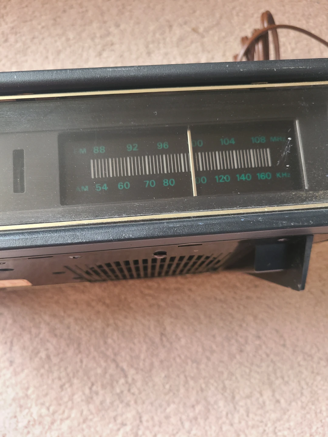 Lloyd's Solid State FM/AM Flip Clock Radio - photo 3