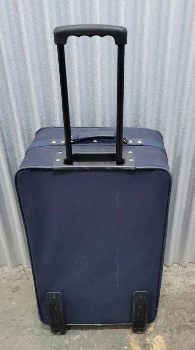 One way suitcase. Has a problem! - photo 2