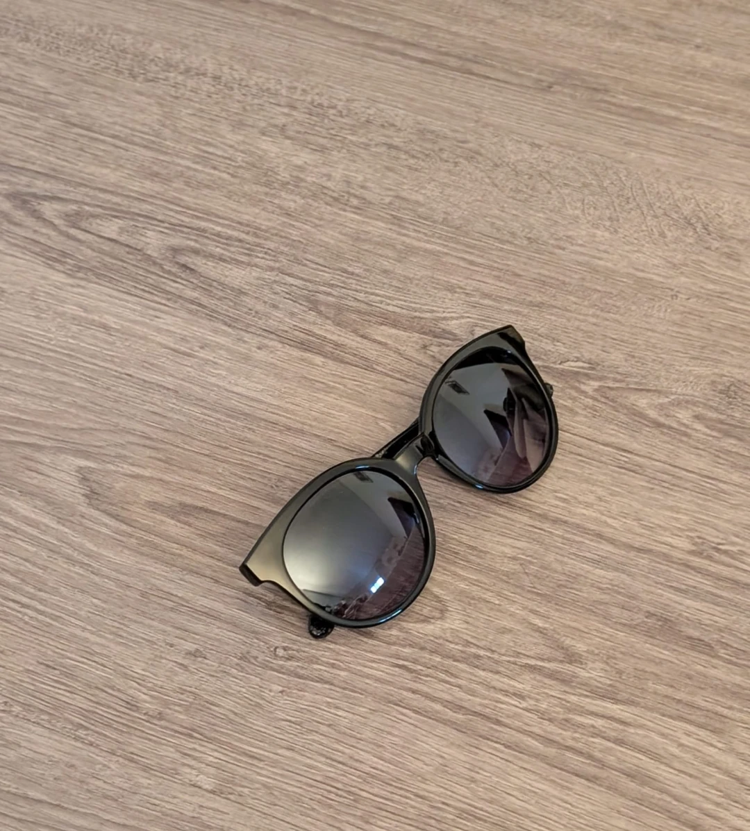 Black Cat-Eye Sunglasses with Speckled Arms