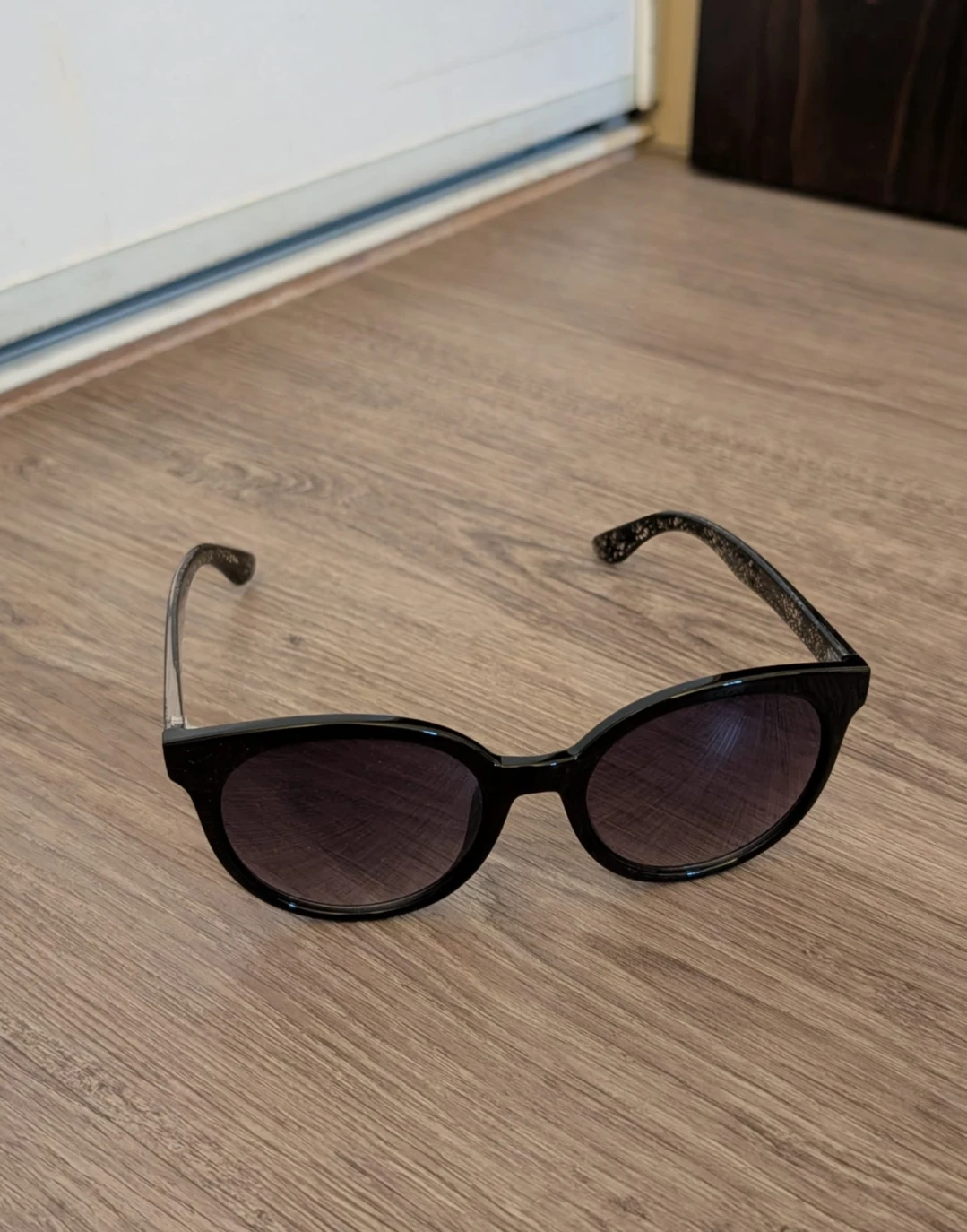 Black Cat-Eye Sunglasses with Speckled Arms - photo 3