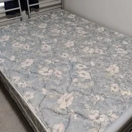 Queen Size bedframe, mattress & boxspring - photo 2