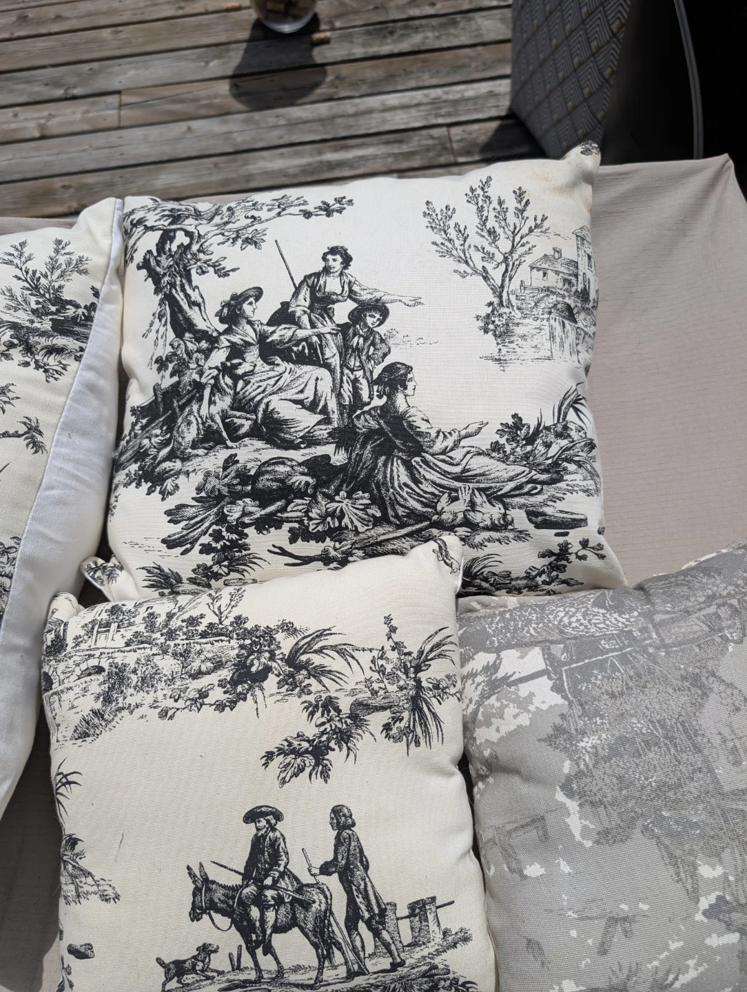 Set of 4 Decorative Throw Pillows - photo 2