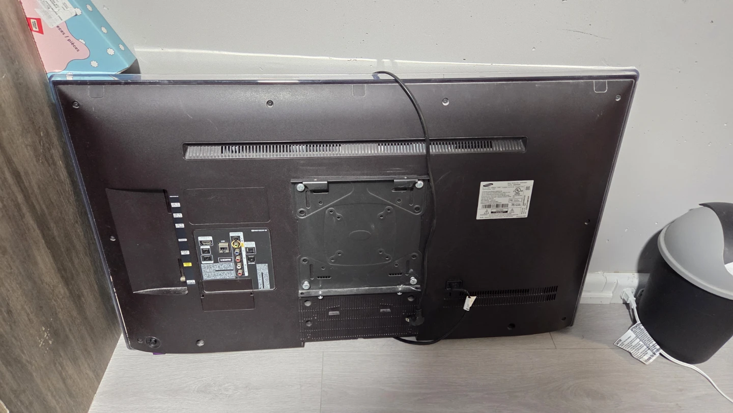 Samsung smart TV 42Inch with a wall mount - photo 4