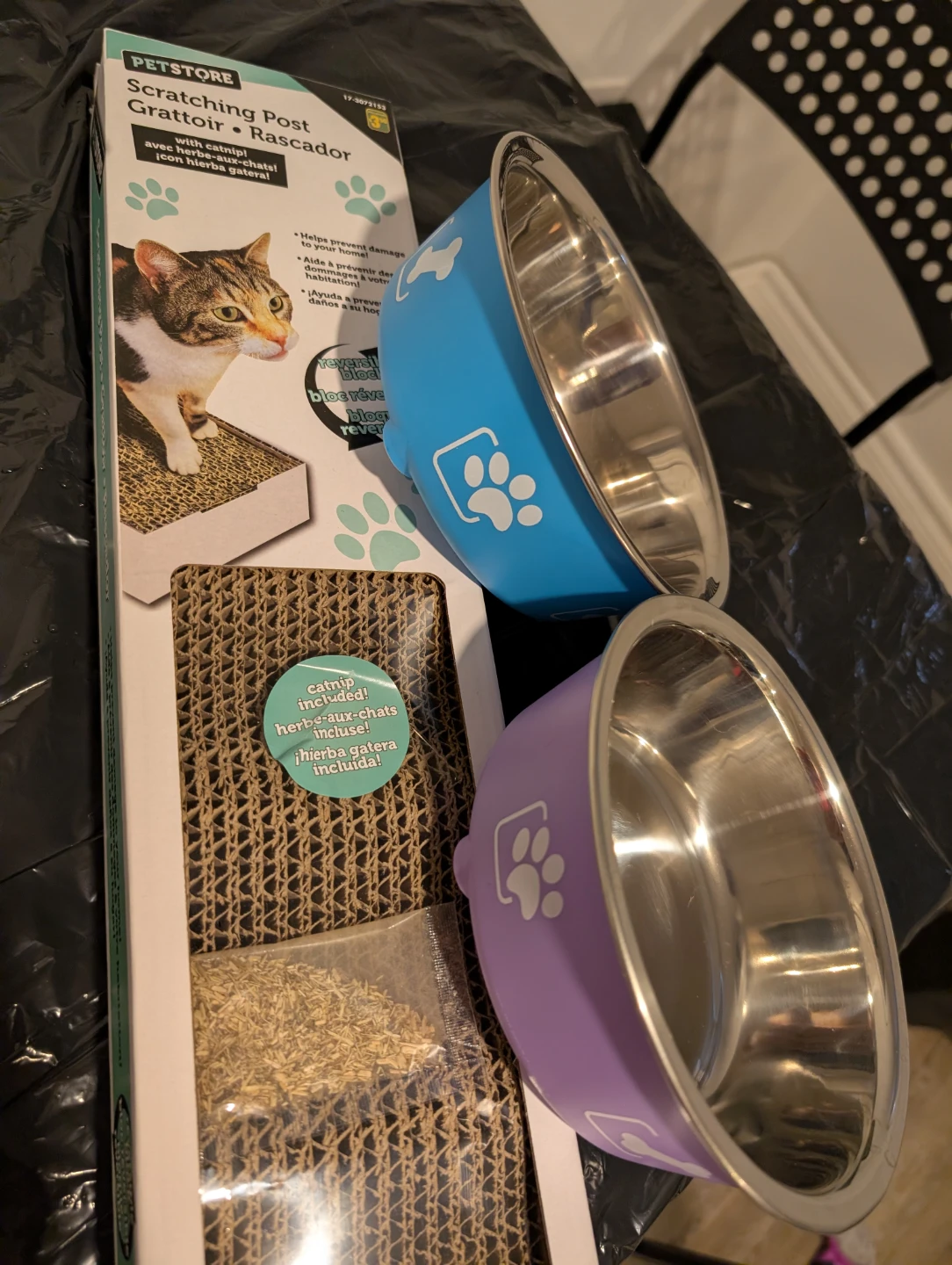 Petstore Scratching Post & 2 Pet Bowls - photo 2