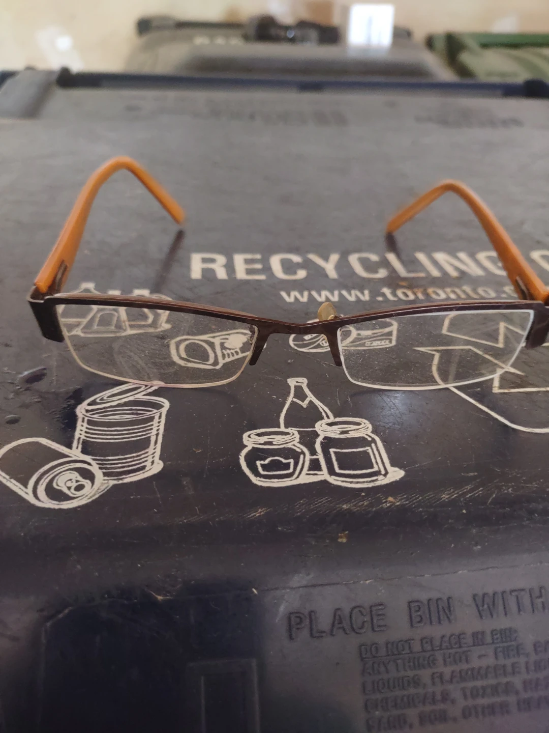 Brown and orange eyeglasses ⚽