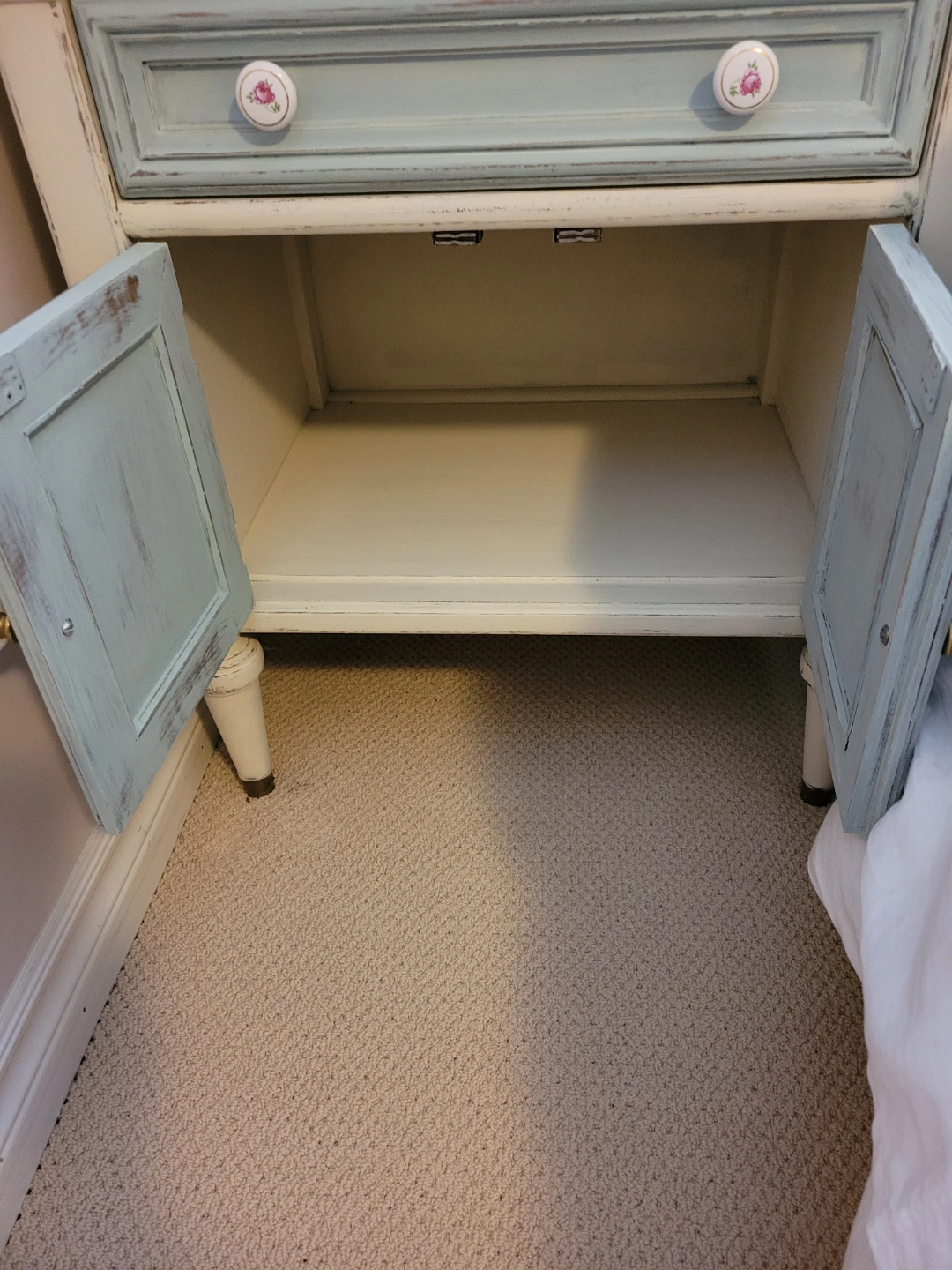 Vintage Pair of Hand Painted /Distressed Nightstands - photo 4