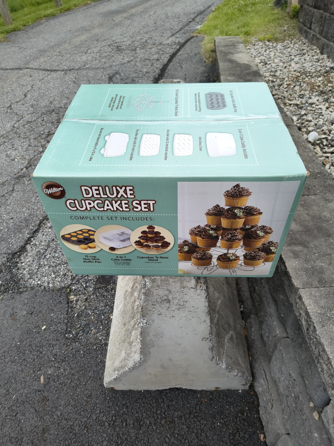 Wilton Deluxe cupcake set