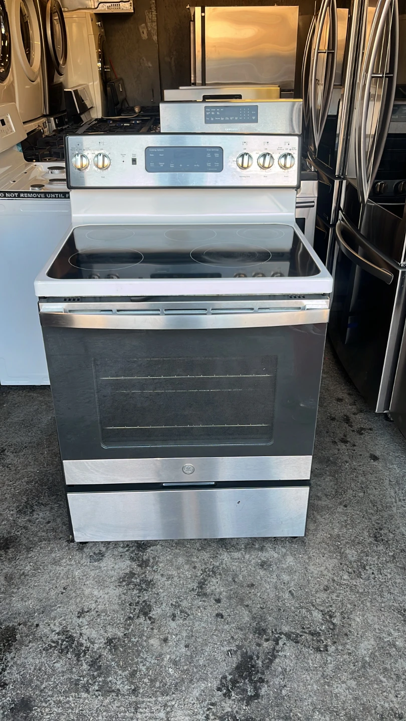 GE Electric Range with Smooth Top - photo 2