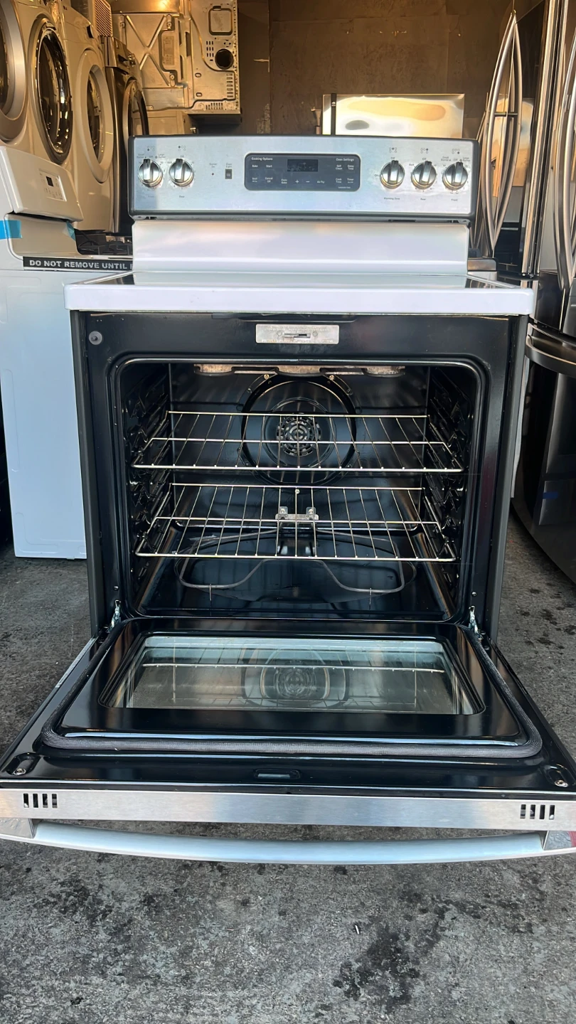 GE Electric Range with Smooth Top - photo 4