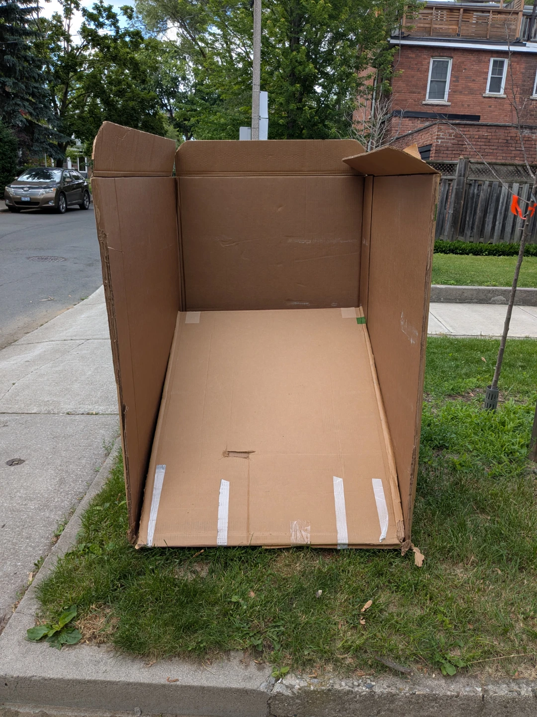 Curb alert: massive cardboard box - photo 2
