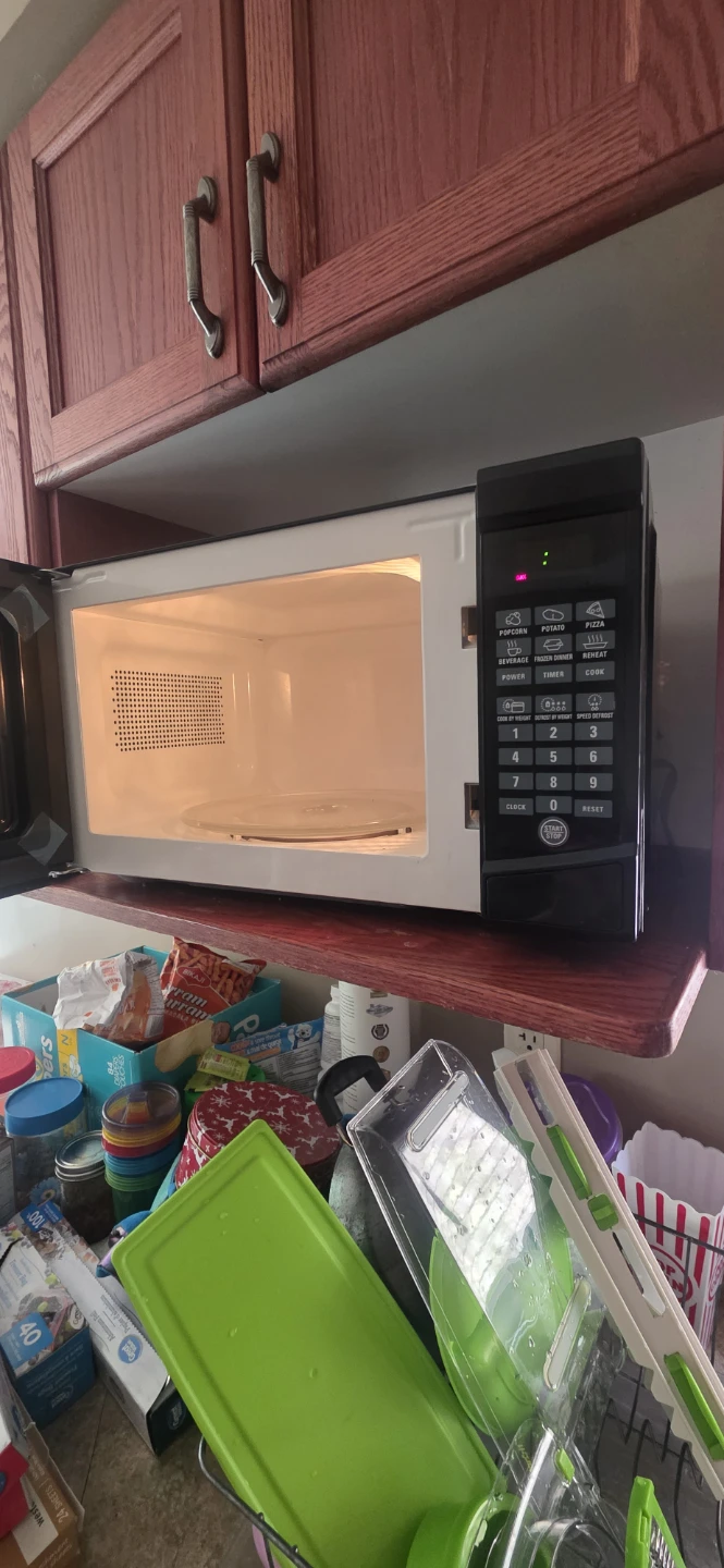 RCA RMW733-BLACK 700W Microwave Oven - photo 2