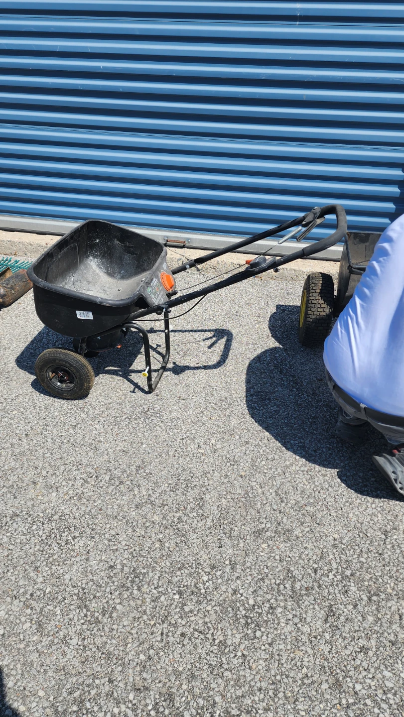 Scotts Turf Builder Broadcast Spreader - photo 2