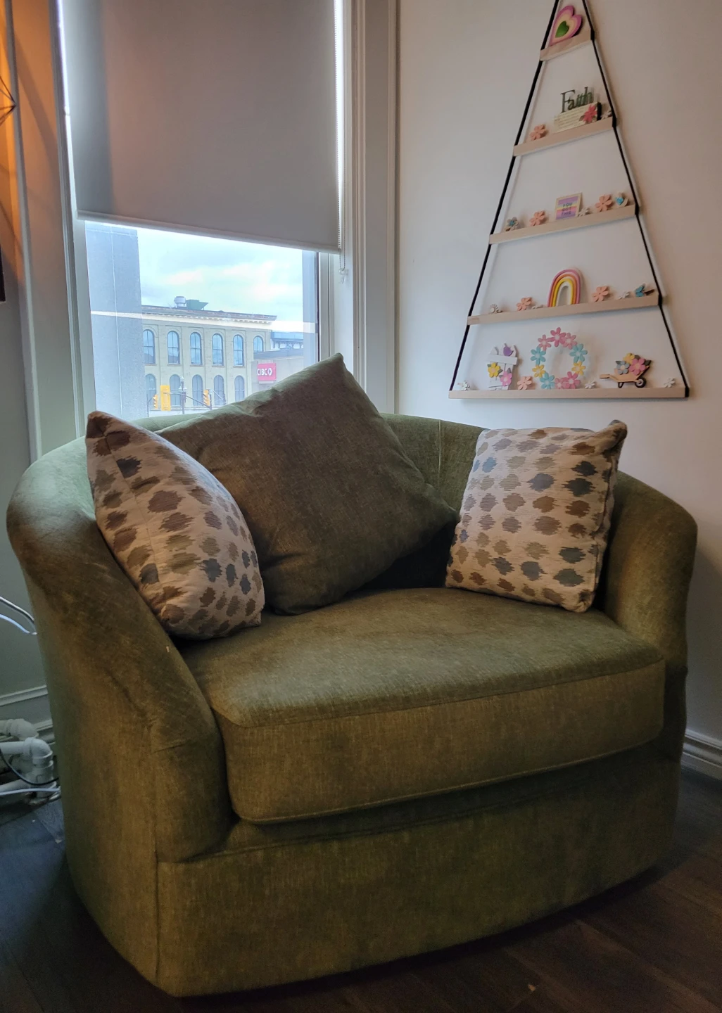 Round Swivel Chair