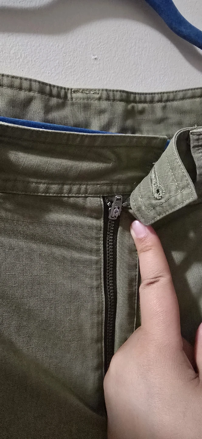 Under Armour Loose Fit Cargo Shorts - Size 32 - photo 3