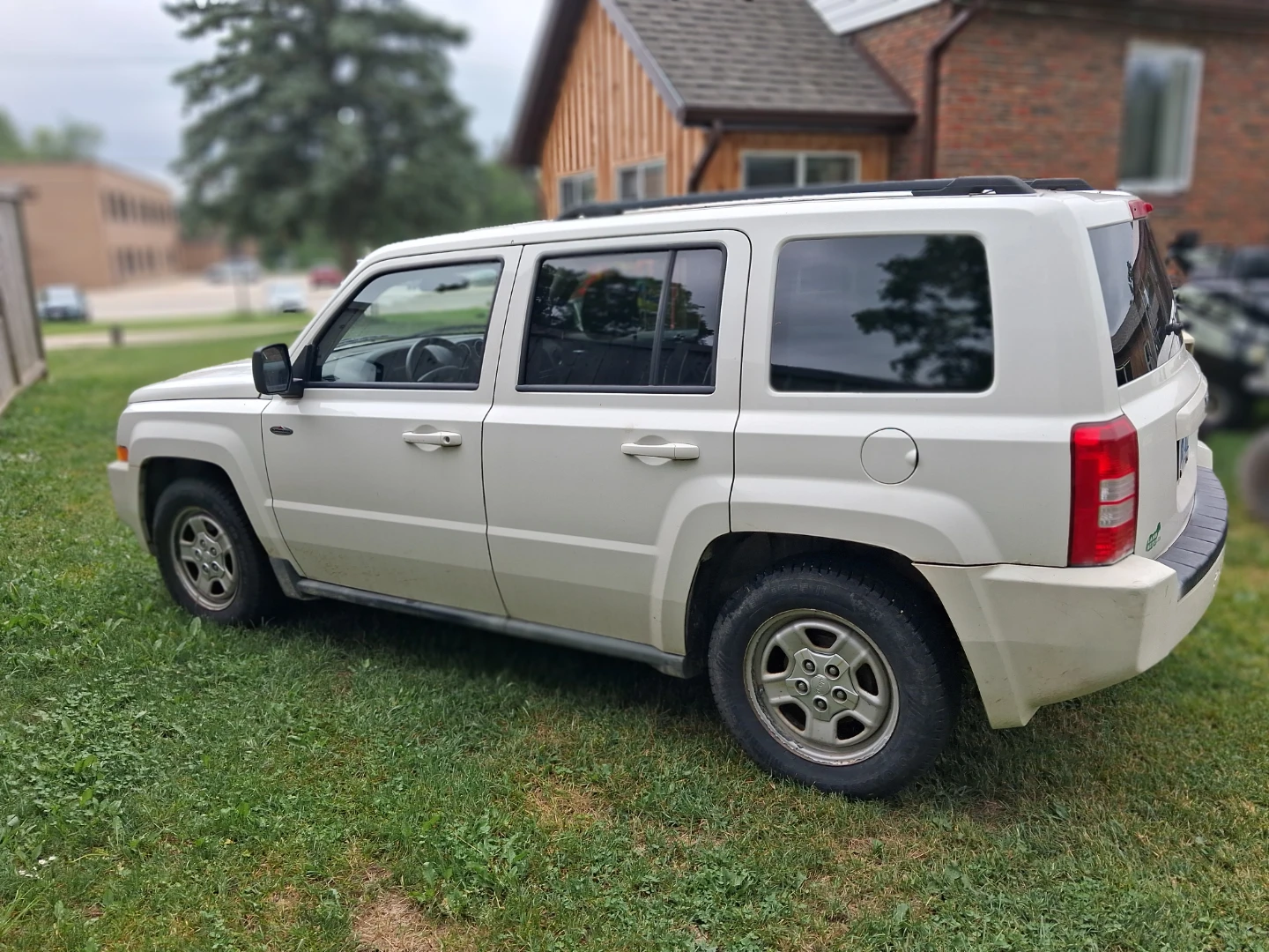 White Jeep Patriot