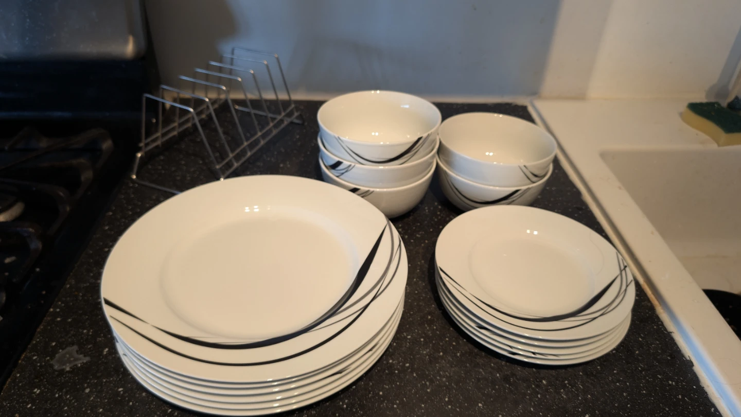 Set of 6 Dinner Plates, 5 Bowls & Saucers. - photo 2