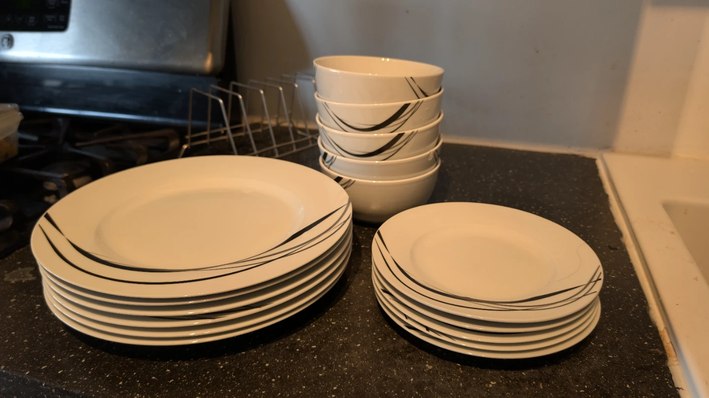 Set of 6 Dinner Plates, 5 Bowls & Saucers. - photo 4