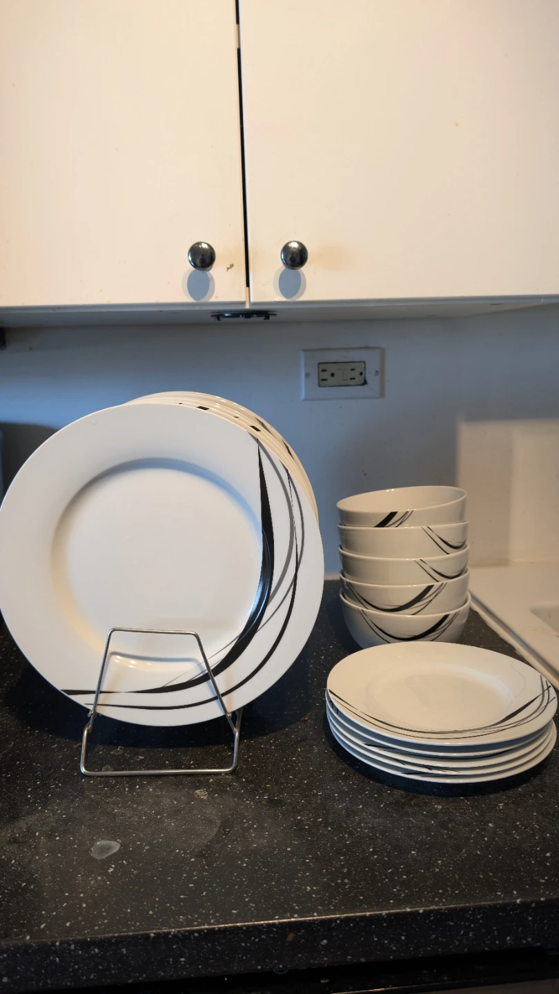 Set of 6 Dinner Plates, 5 Bowls & Saucers. - photo 5