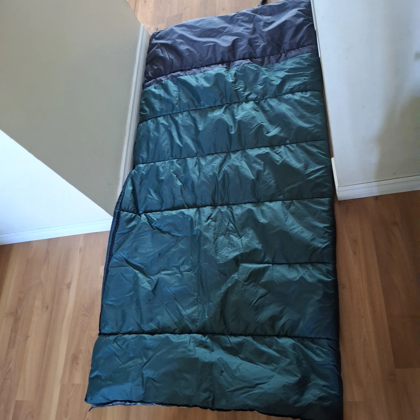 Single Sleeping Bag - Green Plaid Lined *zipper broken*