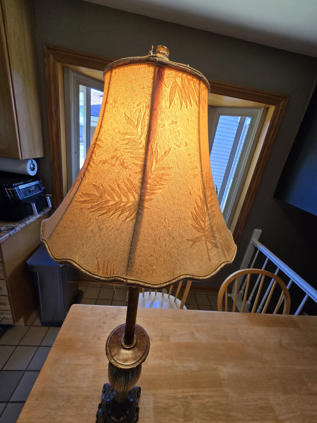Vintage Style Table Lamp with Ornate Base