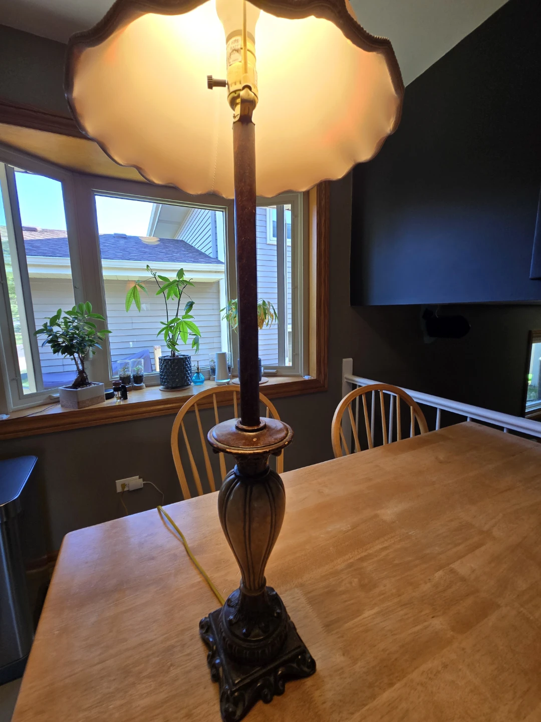 Vintage Style Table Lamp with Ornate Base - photo 2