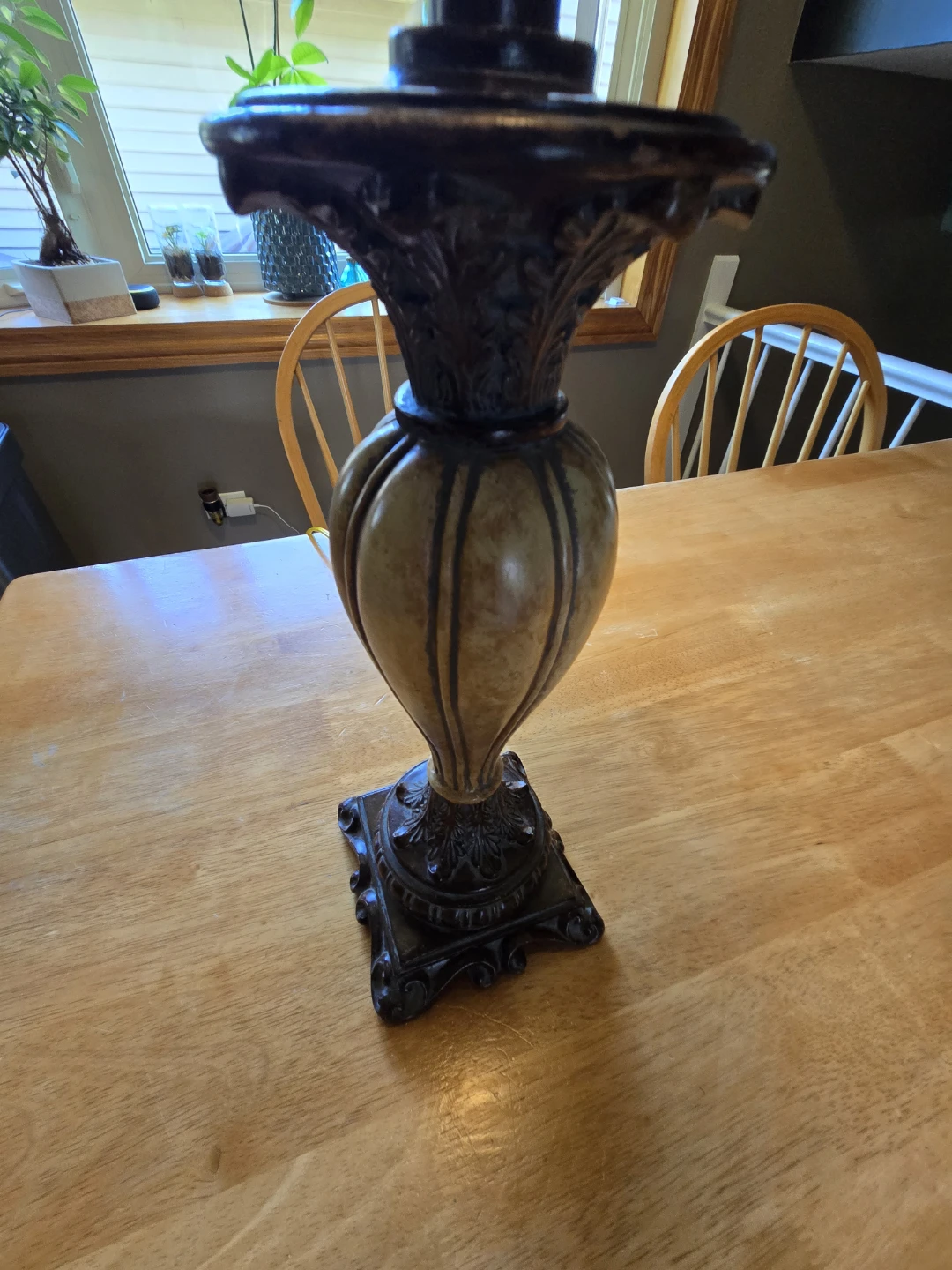 Vintage Style Table Lamp with Ornate Base - photo 3