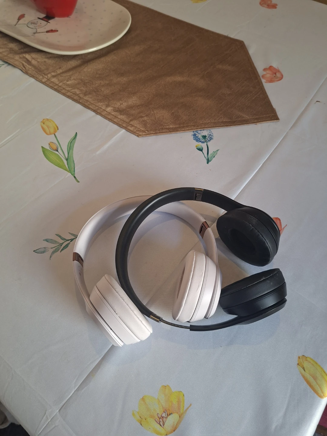 Beats Solo 4 Wireless Headphones - White & Black - photo 2