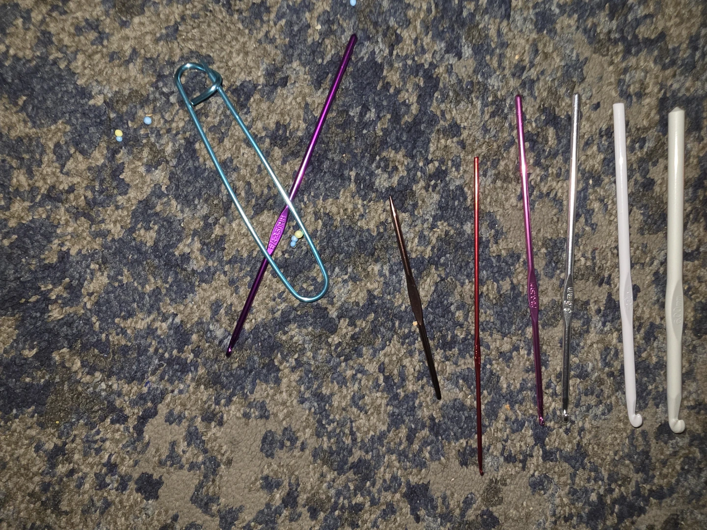 Crochet Hooks and Safety Pin Set - photo 2