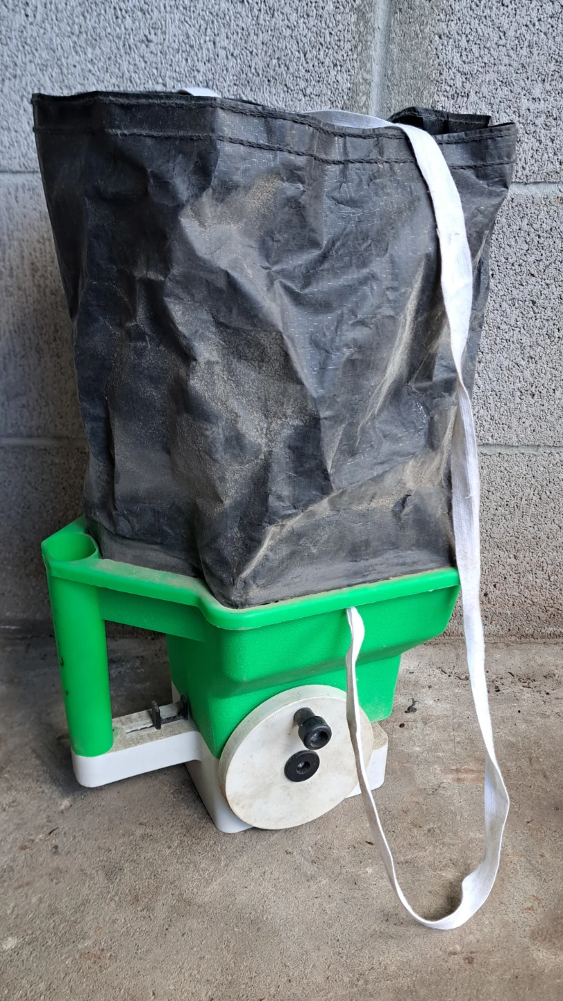 FERTILIZER SPREADER - photo 2