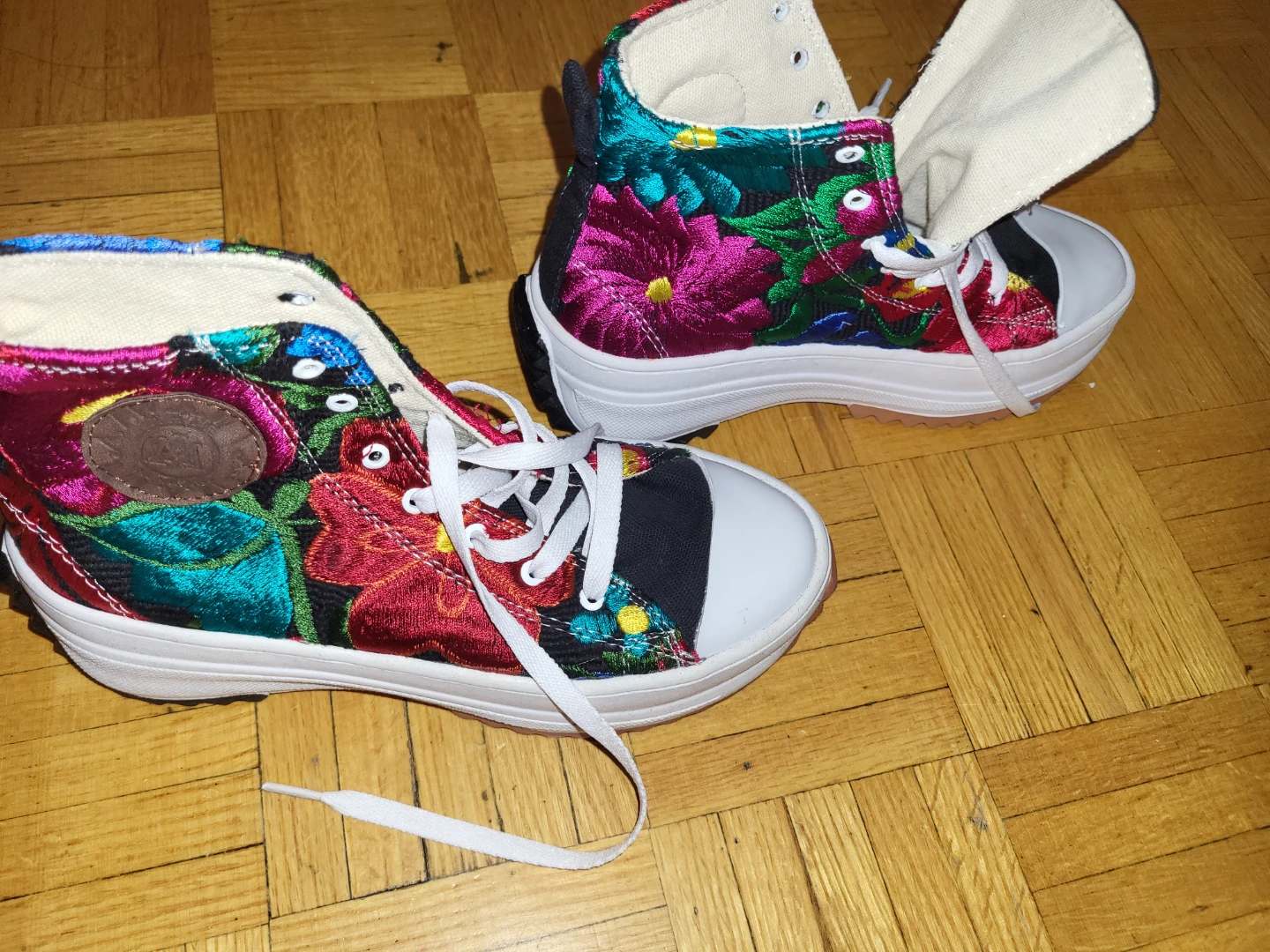 ⚽️ Embroidered High-Top Sneakers - Size 24