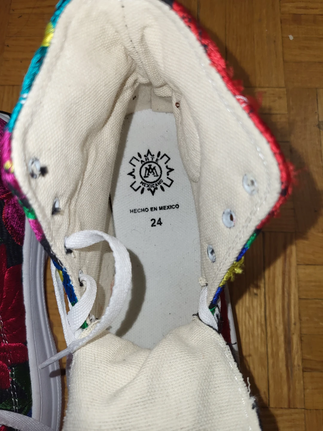 ⚽️ Embroidered High-Top Sneakers - Size 24 - photo 2