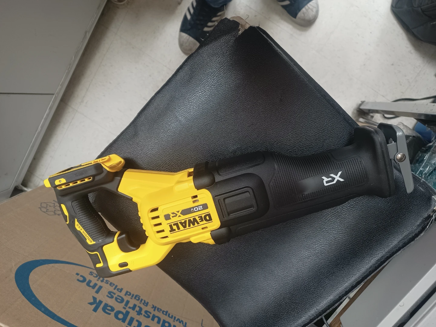 DEWALT 20V XR Brushless Cordless Reciprocating Saw (Tool Only) - photo 2